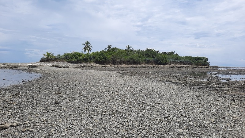 The rocky path to Isla Cabuya uncovered at low tide